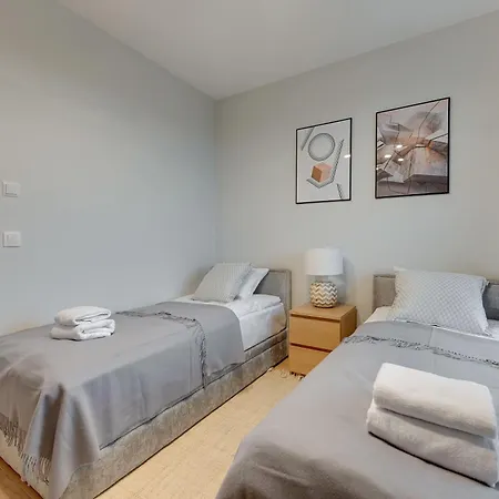 Doki Living 2 Bedroom - Parking & Foodhall Gdansk